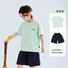 Conjunto esportivo de manga curta para meninos 2026 novo modelo infantil fresco secagem rápida conjunto de duas peças para crianças maiores top e calça moderno