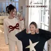 Nueva Colección Otoño/Invierno 2026: Conjunto de Pijama para Mujer con Cuello Redondo y Medio Forro Polar con Bordado de Estrellas y Moños, Adecuado para Ropa de Casa y Ropa de Exterior