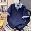 Camiseta masculina estilo americano, falsa peça dupla, estampa pied-de-poule, manga curta, zíper parcial, ombros normais, gola de lapela, corte reto, manga curta