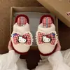 Nuevas zapatillas de algodón cerradas para mujer, cálidas para interior, de otoño e invierno, casuales y lindas, auténticas zapatillas antideslizantes Hello Kitty para maternidad
