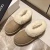 Botas de nieve de piel de una sola pieza para mujer, invierno, con felpa extra, más gruesas, novedad 2025, de un paso, peludas, suela gruesa, zapatos de algodón grandes del noreste