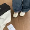 Sapatilhas de pele de ovelha femininas, nova moda 2026, versáteis para o trabalho, sola macia, com tachas, salto grosso, chinelos de dedo de pele de porco, sapatos pequenos de couro