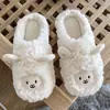 Pantuflas caseras unisex con lindo diseño de cachorro de sombrero amarillo de dibujos animados, zapatos peludos cálidos y antideslizantes para parejas, hechos a medida para invierno, al por mayor