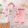 Conjunto Casual de Tres Piezas con Dibujo de Conejo Lindo y Estiloso para Niñas 2025 Moda para Bebés Ropa de Otoño a la Moda Conjunto Genial