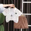 Traje de verano de manga corta para niños Nuevo Estilo Occidental de Moda Infantil Shuai Shuai Da Letra Etiqueta Cuadrada Camisa Manga Corta Conjunto de Tres Piezas