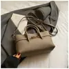 Bolsa de Mão Casual para o Dia a Dia Nicho para Mulheres 2025 Inverno Novo Estilo Alta Qualidade Exquisita Moda Versátil Ombro Transversal