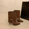 Botas Curtas Femininas Bico Fino Fivela Outono 2026 Novo Estilo Salto Grosso Emagrecimento Temperamento Moda Botas Salto Médio Bico Redondo Botas Femininas