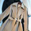 Elegante trench coat de triacetato, casaco feminino estiloso, novo modelo outono 2026, comprimento médio-longo, leve, cor cáqui, vestuário feminino