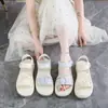 Sandálias casuais para meninas do ensino fundamental e médio, combinadas com saias, sandálias romanas, novos sapatos de praia infantis para o verão de 2026