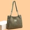 Bolsa Tote de Veludo Cotelê de Grande Capacidade Bolsa de Axila com Corrente Bolsa Feminina Exportação Transfronteiriça Nova Tendência Simples Bolsa de Ombro para Trabalho