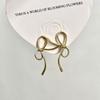 Pendientes de lazo liso de moda de lujo de alta gama, elegantes, hermosos y versátiles, pendientes pequeños exquisitos.