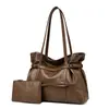 Nuevo Bolso de Mujer de Principios de Otoño Estilo Retro de Alta Gama Textura de Cuero con Cera de Aceite Bolso de Mano Gran Capacidad Versátil de Hombro Único Bolso para Madre e Hijo Moderno