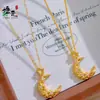 Colar com Pingente Popular de Cobre Banhado a Ouro para Mulheres com Designs de Estrela, Lua e Flor, Apresentando Motivos Florais Vazados e de Lua