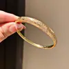 Sombra Dorada Luz Fluida~Estilo Lujo Ligero Pulsera Plegada Oval de Circonita Chapada en Oro Real de 18K Joyería de Mano Versátil de Gama Alta para Mujeres