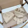 Conjunto de Dos Piezas de Gorro y Bufanda para Niños Otoño e Invierno Gorro de Lana con Corazón para Niños y Niñas Juego de Gorro de Invierno Cálido para Bebé