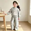 Conjunto de sudadera y pantalones versátil y elegante con estampado de dibujos animados para niñas, de comercio exterior, para primavera y otoño, nuevo conjunto de dos piezas estilo coreano para niños pequeños