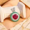 Colgante, un artículo popular transfronterizo, presenta un diseño geométrico redondo, cobre con circonita cúbica microincrustada y chapado en oro de 18 quilates.. Es un accesorio de joyería DIY y un artículo de moda en Douyin