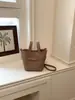 Bolso de mano de moda simple de diseño de nicho estilo coreano transfronterizo para mujer, nuevo bolso cruzado tipo cubo de moda 2026