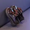 Estilo Novo Primavera 2026 Sapatos de Salto Baixo Confortáveis Antiderrapantes com Laço, Sapatos Pequenos de Couro com Solas Grossas, Estilo Britânico para Meninas, Versátil