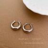 Pendientes de aro sencillos de estilo frío para mujer, diseño de nicho ligero y lujoso, pendientes franceses de alta gama que combinan con todo.