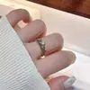 Conjunto de anel geométrico aberto em formato de coração cravejado de diamantes, único e de nicho, adequado para o dedo indicador, versátil para o uso diário das mulheres.