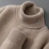 Suéter de punto de cuello alto para hombre, engrosado para otoño e invierno, nuevo estilo 2026, corte ajustado, capa interior cálida, tejido de punto de moda para hombre