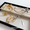 Pulseira Aberta de Braço Estilo Metal Floral Transfronteiriça Europeia e Americana, Pulseira de Estilo Minimalista Único, Joia de Luxo Leve de Alta Qualidade para Mulheres