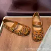 Novos sapatos Mary Jane retrô com estampa de leopardo em camurça para mulheres em 2026, apresentando sola macia, bico quadrado, design de tira única, salto baixo e abertura rasa, perfeitos para uso casual