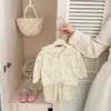 Conjunto de outono para bebê menina estilo coreano, conjunto de duas peças floral, cardigã com capuz de renda, calça jogger de corte solto, traje casual para criança pequena