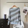 Suéter de punto calado a rayas 3D estilo perezoso para mujer, manga larga, hombros descubiertos, manga murciélago, holgado, capa base para primavera y otoño, ropa interior