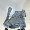 Camiseta Henley de Rayas Long-Termism Ajustada con Cintura Plisada y Bordado de Letras Manga Larga Cuello Henley Camisa Base Top para Primavera