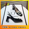 Sapatos de salto alto sexy de couro envernizado com uma alça, costas abertas, bico quadrado da moda, fivela quadrada de strass, novo estilo 2026