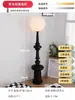 Lámpara de pie de columna romana de mediados de siglo, adecuada para sala de estar, colocada junto al sofá, dormitorio retro de estilo francés, creando un ambiente sofisticado y artístico