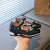 Zapatos de tacón alto pequeños de cuero elegantes para niñas 2026 verano y otoño nueva moda zapatos Mary Jane de tacón grueso poco profundos con pedrería