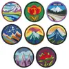Parche Bordado de Paisaje Artístico con Montaña Nevada y Flores, Insignia Adhesiva Termoadhesiva para Decoración DIY de Mochila Exterior