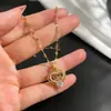 [Acero de titanio] Cadena para la clavícula en forma de corazón LOVE Moda japonesa y coreana collar simple de cobre con microincrustaciones colgante regalo para novia