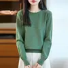 Nova coleção outono e inverno: suéter de gola redonda, com bainha enrolada, de tricô aberto, com modelagem solta e mangas compridas, perfeito como camada interna ou base