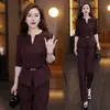 Elegante, moderno y sencillo traje de dos piezas para mujer para primavera y otoño, con un top de manga larga con cuello en V y pantalones de pierna ancha.