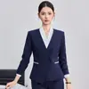 Elegante conjunto de traje y falda azul marino con cuello en V que ciñe la cintura, ropa de trabajo para recepcionista de hotel, nueva colección otoño 2026 para mujer profesional