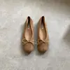 Bailarinas Planas de Gamuza Estilo Francés para Mujer, con Forro de Felpa Añadido, Nuevos Zapatos Rojos con Lazo para Otoño e Invierno 2025