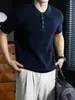 Camisa polo de tricô listrada vertical de luxo leve para homens, resistente a rugas e estilosa, de manga curta, respirável e versátil para o verão, com gola de lapela