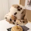 Al por mayor 25 Años Otoño e Invierno Nuevo Disparo Real Estampado de Leopardo Gorro Cálido Moda Oso Dibujos Animados Resistente al Frío Felpa Gruesa Piel Sintética