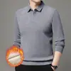 Camiseta masculina popular de inverno espessa com forro de fleece, top quente falso de duas peças com gola dobrável e mangas compridas listradas