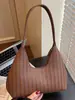 Bolsa de Ombro Woven de Couro Macio Luxo Leve para Mulheres Temporada de Outono 2025 Moda Retrô Estilo Estrangeiro Bolsa de Ombro para o Dia a Dia
