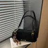 La popular bolsa grande de mujer de este año es el nuevo bolso de hombro cruzado para axila de otoño 2026, un bolso de mano retro de moda para el trabajo