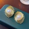 Pendientes Personalizados de Imitación Perla Metálica con Estilo de Moda de Nicho Creativo Europeo y Americano y un Toque de Lujo para Mujer