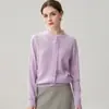 A nova coleção de outono e inverno da estação europeia apresenta uma cor sólida, gola alta, design vazado em crochê e um luxuoso e macio cardigã de malha de cashmere.