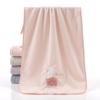 Set de Dos Piezas de Toalla de Coral de Alpaca Bordada y Toalla de Baño, Suave, Absorbente, Sin Pelusa, Set de Toallas de Dibujos Animados, Venta al por Mayor de Toallas Grandes