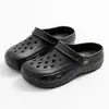 Nuevas sandalias perforadas con estampado de lichi, suelas gruesas de EVA y punta cerrada, pantuflas retro ligeras y transpirables para hombres y mujeres, disponibles para venta al por mayor