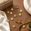 Conjunto de Trevo Banhado a Ouro em Aço Titânio para Mulheres, Colar, Pulseira e Brincos de Luxo Leve de Alta Qualidade Conjunto de Três Peças Atacado